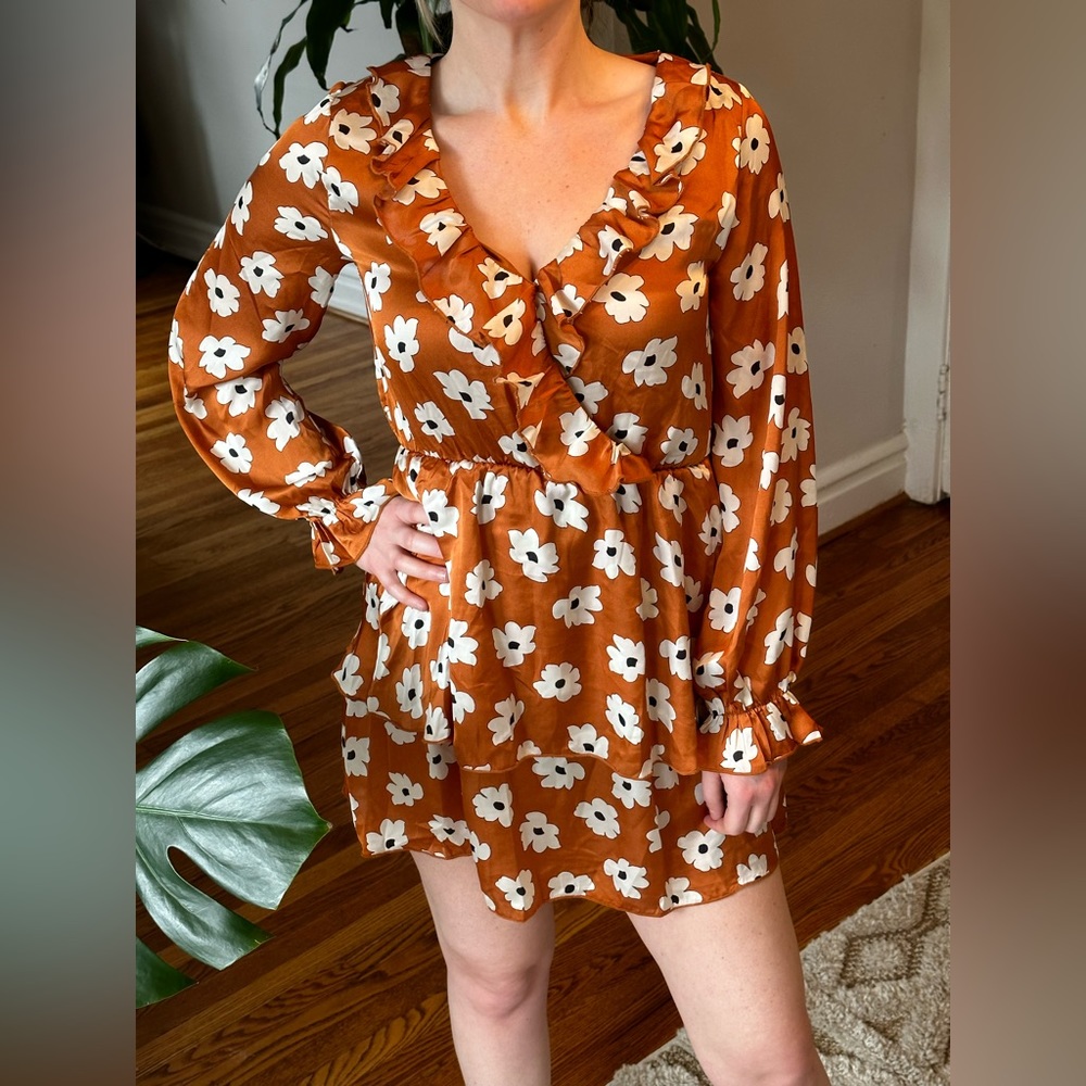 NWOT burnt orange and floral patterned ruffled Spring dress 🪩